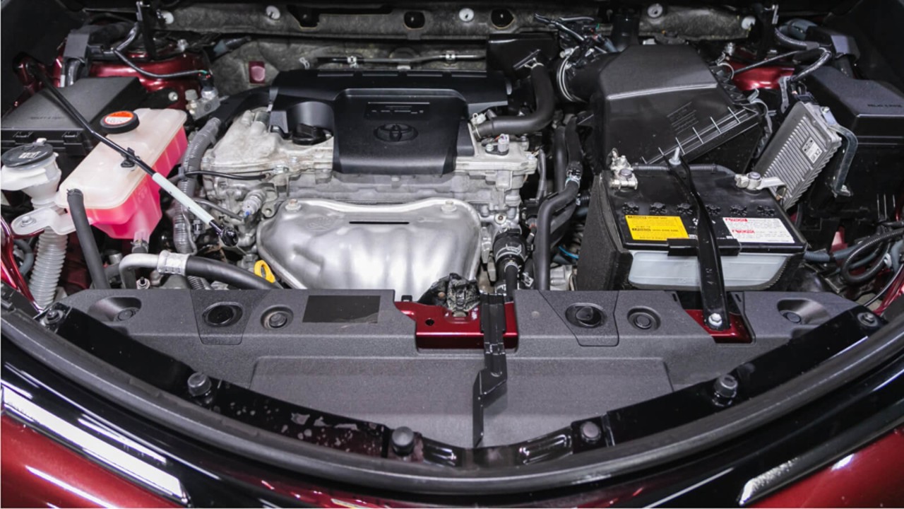 Silnik samochodowy Toyoty z filtrem paliwa