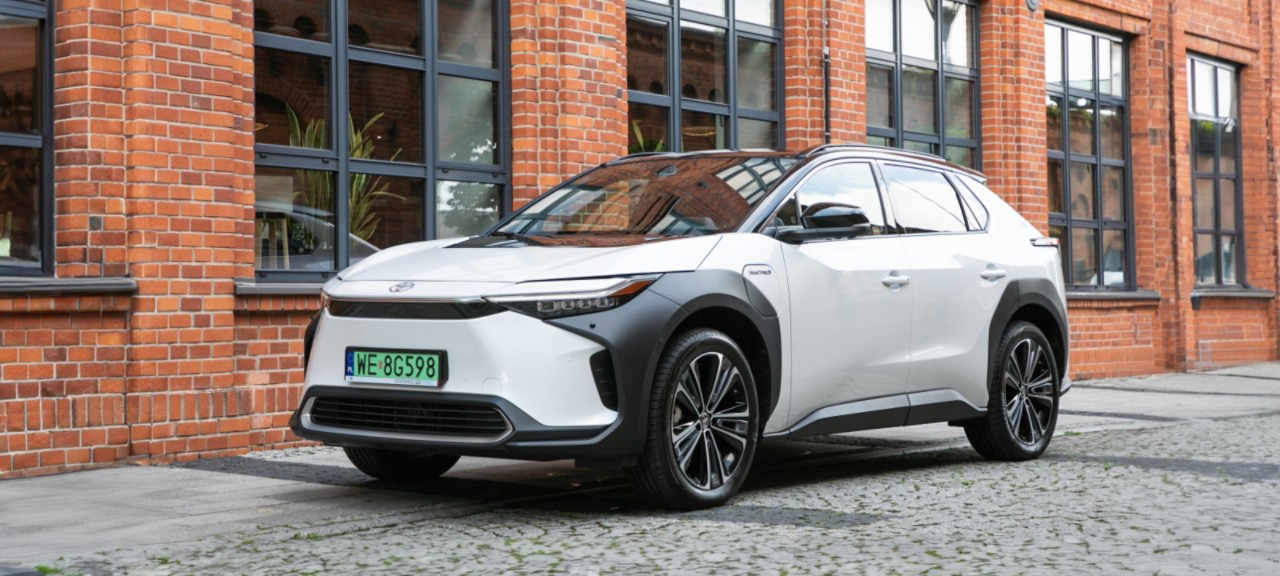 Elektryczna Toyota bZ4X w wyprzedaży rocznika 2023